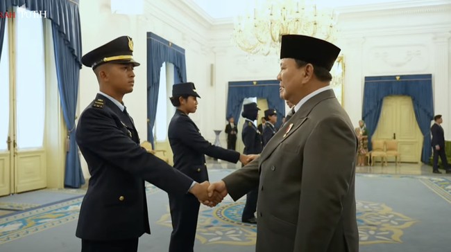 Jadilah Tentara dan Polisi Rakyat Presiden RI Prabowo Subianto meminta perwira remaja TNI-Polri yang baru dilantik untuk senantiasa menjadi prajurit dan polisi rakyat.