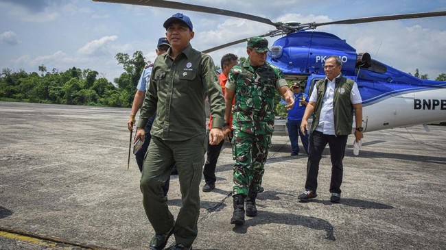 Titik Api Sudah Menurun Menteri Kehutanan Raja Juli Antoni meninjau kebakaran hutan di Riau. Dia laporkan penurunan titik api dan dugaan pembakaran untuk pembukaan lahan.