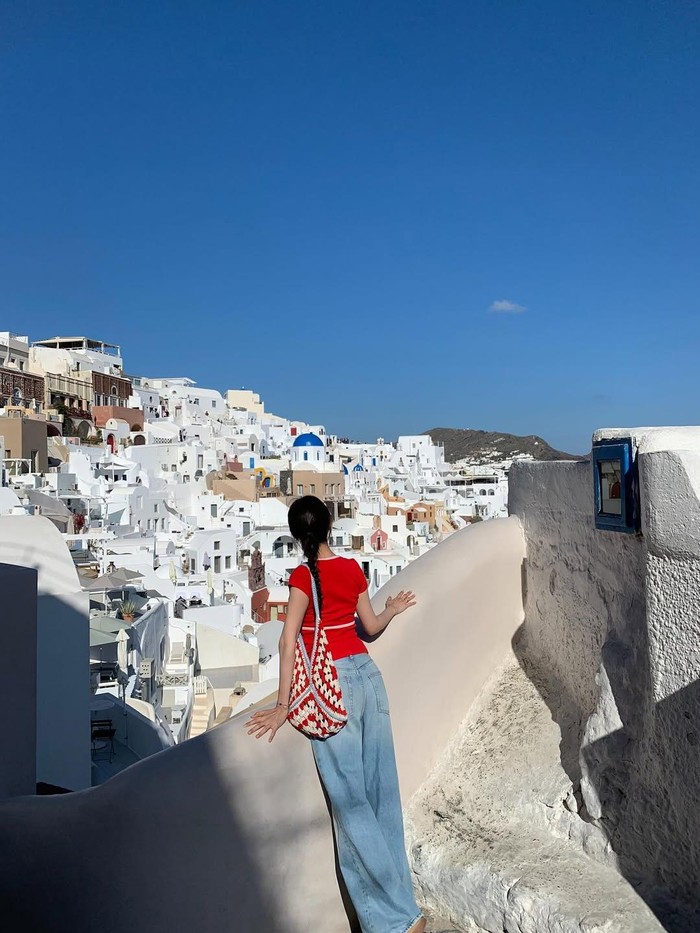 Sang aktris mempertunjukkan sederet pemandangan indah di kawasan Oia, Santorini yang terkenal dengan bangunan-bangunan bewarna putih dengan sentuhan warna biru mendamaikan mata, Beauties./ Foto: instagram.com/somin_jj