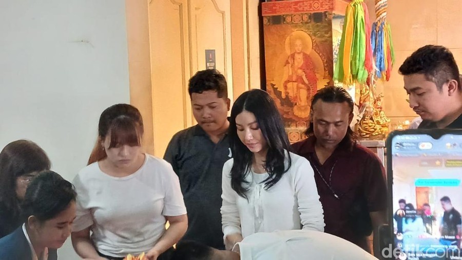 Sarwendah antar abu ayah di Rumah Duka Grand Heaven, Pluit, Jakarta Utara, Rabu (23/7/2025).