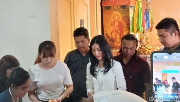 img-title Ketegaran Sarwendah saat Prosesi Kremasi Mendiang Sang Ayah