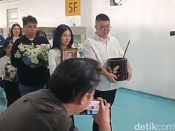 Ketegaran Sarwendah Antar Jenazah Ayah Dikremasi Hari Ini
