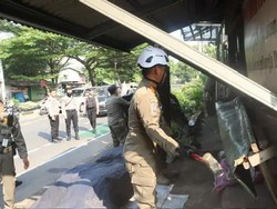 Satpol PP Bongkar 79 Bangunan hingga PKL Liar di Jl Juanda Depok