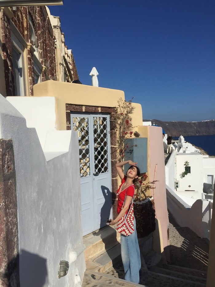 Sementara itu, Jung So Min memberikan kecerahan magis dengan mengenakan blouse dan tas bewarna merah di tengah suasana Santorini yang dikelilingi oleh sentuhan biru mulai dari bangunan hingga cuaca yang tergambar di langit./ Foto: instagram.com/somin_jj