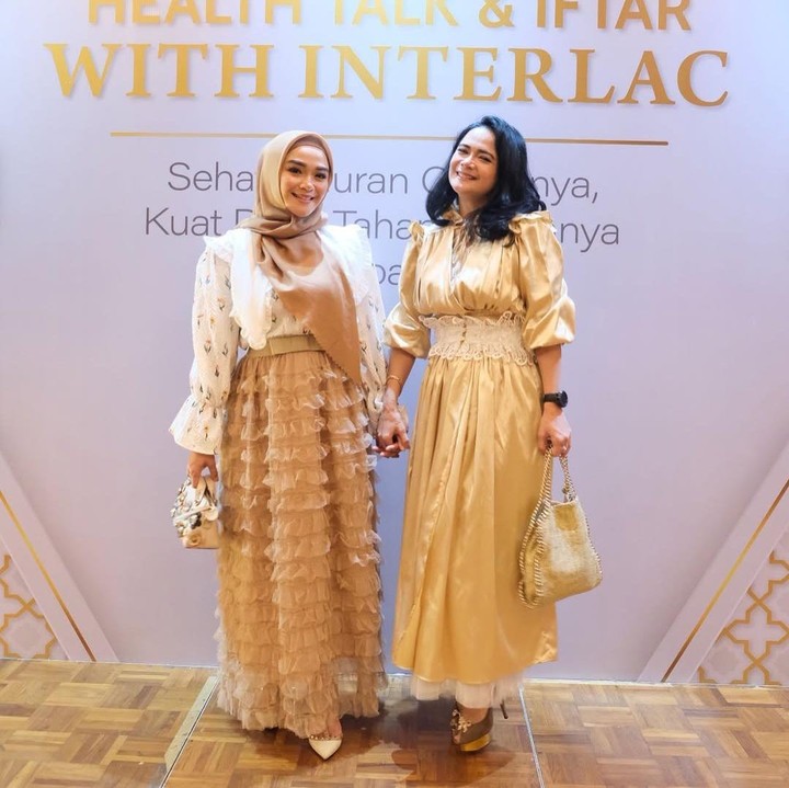 <p>Shezy dan Sheza Idris dikenal sebagai kakak adik yang kerap tampil kompak dan dijuluki sister goals. Keduanya saling mendukung karier dan kehidupan masing-masing, Bunda. Beberapa waktu lalu, Sheza pernah mengungkap kekagumannya dengan sang kakak yang kuat menjalani peran sebagai single mom. "<em>Masyaallah</em> banget sih, dia kuat banget," kata Sheza dalam acara <em>FYP</em> di Trans 7. (Foto: Instagram @shezaidris/ @shezy_idris)</p>