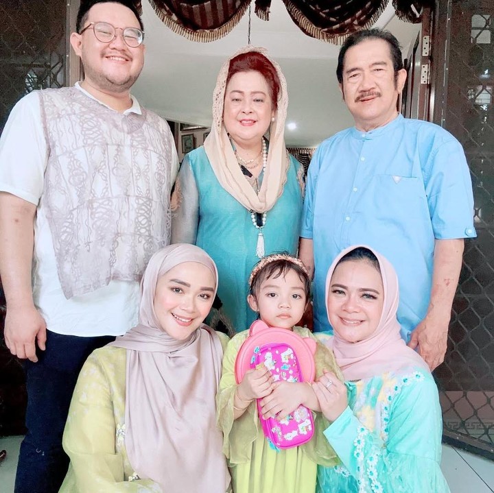 <p>Shezy Idris merupakan aktris kelahiran 6 Oktober 1981 yang telah dikaruniai dua anak bernama Kayana Rizky Pratama Wirasanjaya dan Keisha Adeeva Ghania. Sementara itu, adiknya Sheza Idris yang lahir pada 14 Oktober 1988. Sheza juga memiliki dua anak, yakni Adreena Aisyah Ibrahim dan Maliki Zahir Ibrahim. (Foto: Instagram @shezaidris/ @shezy_idris)</p>