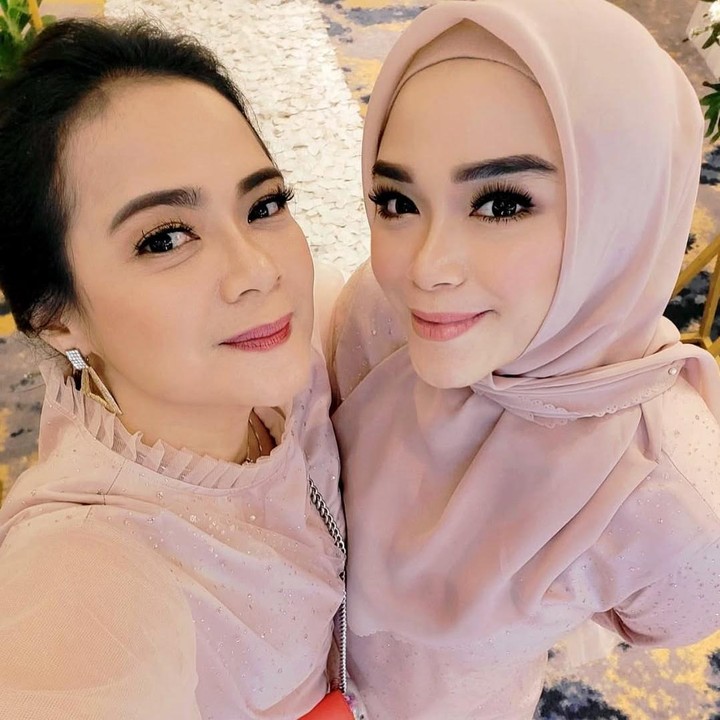 <p>Sheza juga pernah mengungkap perasaan bahagianya karena memiliki sosok kakak seperti Shezy, Bunda. Ia menganggap Shezy tak hanya menjadi kakak, tapi juga bisa menjadi sahabat dekat untuk berbagi segala hal. "Punya saudara perempuan itu seperti punya sahabat sejati. Apa pun yang terjadi, kami selalu saling mendukung," tulisnya dalam salah satu unggahan bersama sang kakak. (Foto: Instagram @shezaidris/ @shezy_idris)</p>