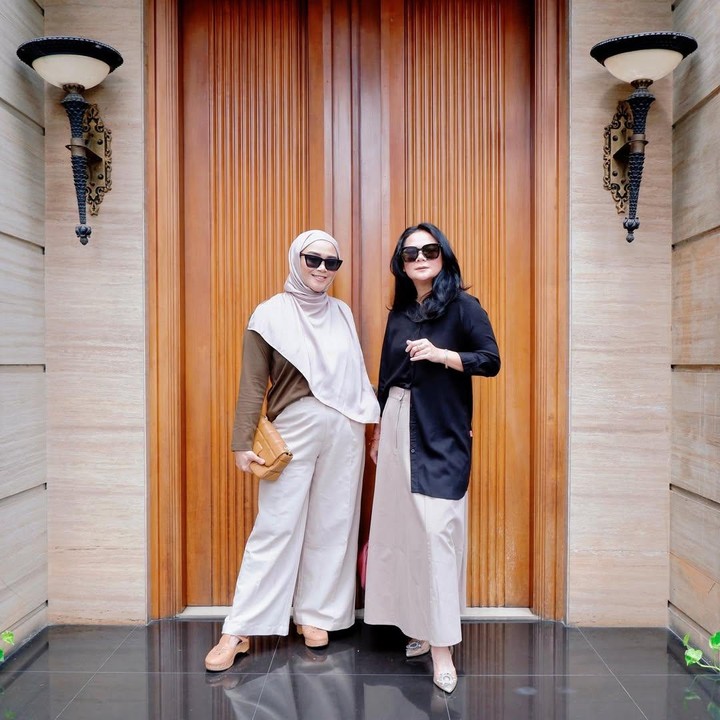 <p>Shezy dan Sheza Idris sama-sama menggeluti dunia seni peran, Bunda. Sampai saat ini, Shezy diketahui masih aktif berakting, sementara adiknya Sheza fokus menjalankan peran sebagai istri dan Bunda dua anak. Meski sudah jarang tampil di layar kaca, Sheza masih cukup aktif membagikan aktivitasnya di media sosial. (Foto: Instagram @shezaidris/ @shezy_idris)</p>