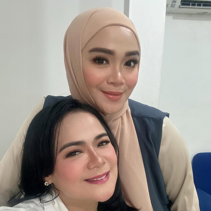 <p>Kakak beradik artis Shezy dan Sheza Idris kerap disangka saudara kembar karena memiliki paras yang sangat mirip. Padahal, keduanya memiliki perbedaan usia tujuh tahun lho, Bunda. (Foto: Instagram @shezaidris/ @shezy_idris)</p>