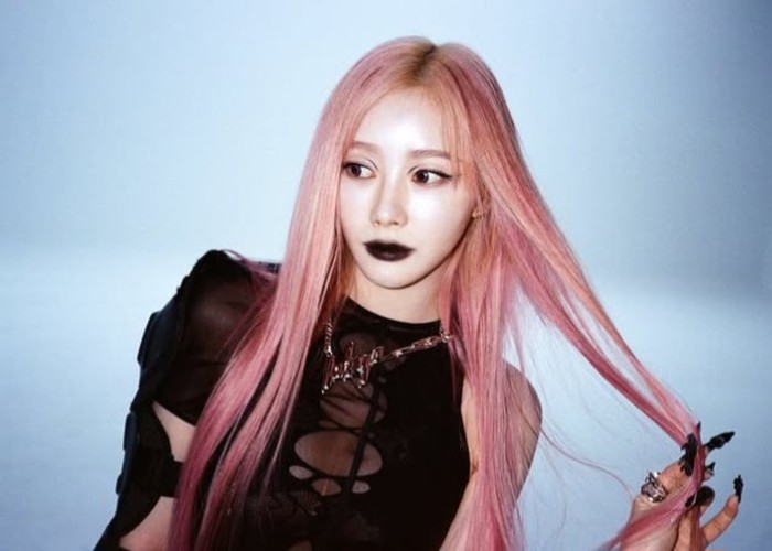 Terakhir, yang tidak boleh ketinggalan adalah penampilan Giselle ‘aespa’ di era promosi ‘Whiplash’. Selain karena part menyanyinya, penampilan Giselle dengan rambut pink membuat pesonanya semakin bersinar/Foto: instagram.com/aespa_official