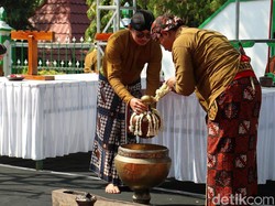 Khidmatnya Prosesi Siraman 14 Pusaka dari 12 Kapanewon di Kulon Progo