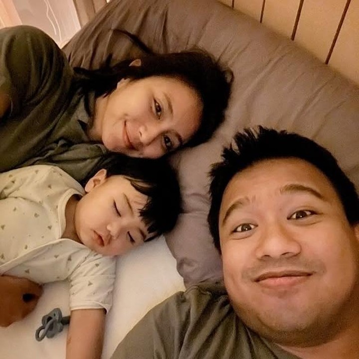 <p>Clairine Clay dikenal sebagai selebgram, aktris, sekaligus penyanyi yang kerap membagikan kesehariannya di media sosialnya. Ia menikah dengan Joshua Suherman pada 22 Desember 2021. Rumah tangga mereka tampak harmonis dan hangat, apalagi setelah kehadiran anak pertamanya, Elio B. Suherman. (Foto: Instagram @clairineclay)</p>