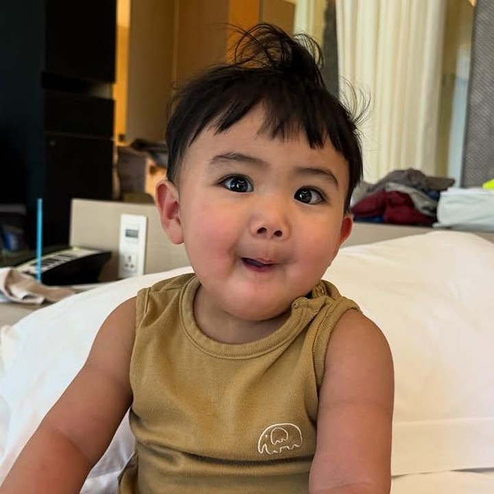 <p>Putra pertama Clairine dan Joshua, Elio, lahir pada 22 Juli 2024. Kini di usianya yang menginjak 1 tahun, Elio tumbuh menjadi anak menggemaskan dengan pipi <em>chubby</em>-nya yang bikin siapa pun gemas melihatnya. (Foto: Instagram @clairineclay)</p>