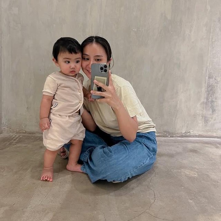 <p>Untuk merayakan ulang tahun pertamanya, sang Bunda mengunggah momen spesial Elio di Instagram dengan rasa haru dan kasih sayang. "Selamat ulang tahun, Elio!!! anak satu-satunya papa mama yang selalu jadi kesayangan banyak orang. 1 tahun yang bener2<em> roller coaster</em> fuullll ga berhenti. kalo <em>wish</em> untuk Elio, udah papa mama ucapin dalem doa tadi malem waktu Elio bobo, yang pasti papa mama akan selalu usahakan supaya lio bisa ngerasain rasa sayang papa mama yang luar biasa besar untuk Lio ya nak," tulis Clairine, Selasa (22/07/2025). (Foto: Instagram @clairineclay)</p>