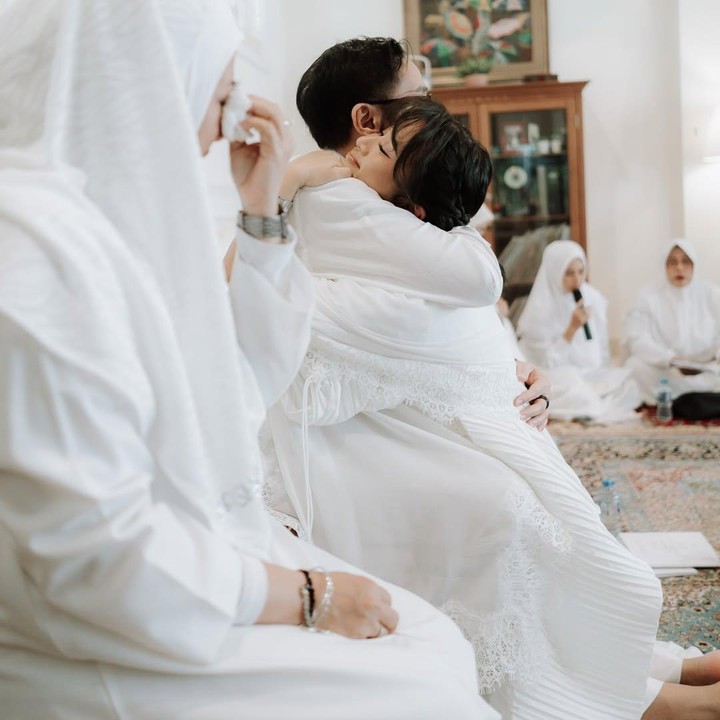 <p>Dalam acara pengajian ini, Dira juga melakukan sungkem dengan ayah dan ibundanya. Di momen tersebut, sang Bunda Ikke Nurjanah terlihat menangis haru. Ikke bahkan sempat menumpahkan air matanya ketika sang putri bersimpuh meminta restu. (Foto: Instagram @adirakania/ @clinovic_photography)</p>