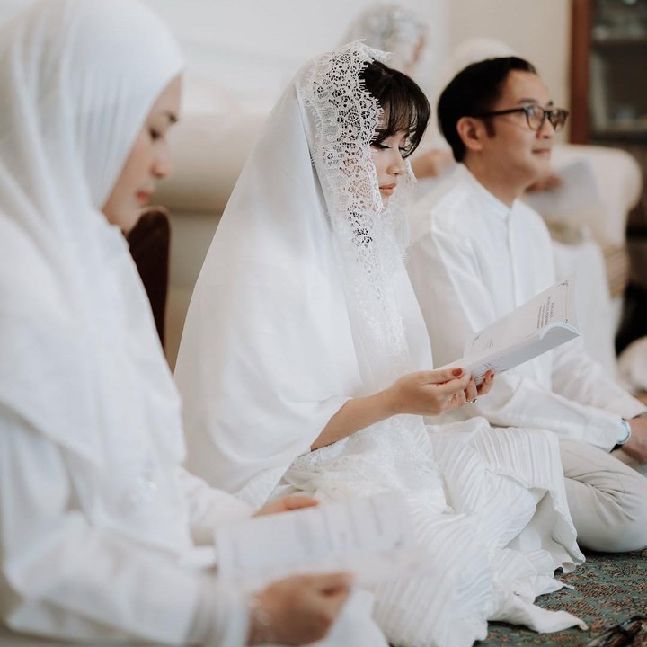 <p>Siti Adira Kania merupakan anak semata wayang Ikke Nurjanah dari pernikahannya yang berakhir cerai dengan Aldi Bragi. Sebulan sebelum menggelar pengajian, Dira sempat membagikan momen acara lamarannya dengan sang kekasih Andrian. Menurut Ikke, putrinya sudah cukup lama menjalin hubungan asmara dengan Andrian. "Dira memang sudah lama dengan pasangannya, sudah tiga tahun ya. Buat saya itu waktu yang lumayan sudah lama," ungkap Ikke beberapa waktu lalu, dikutip dari <em>YouTube Insertlive</em>. (Foto: Instagram @adirakania/ @clinovic_photography)</p>