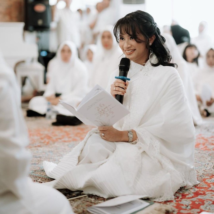 <p>Acara pengajian ini dilangsungkan secara tertutup dan hanya dihadiri oleh kerabat dekat, Bunda. Dalam acara pengajian, Dira tampil cantik mengenakan baju putih dengan penutup kepala pashmina selendang berwarna senada. (Foto: Instagram @adirakania/ @clinovic_photography)</p>