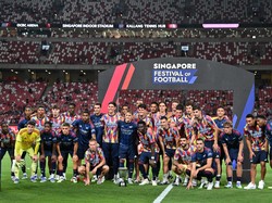 Momen Bahagia Pemain Arsenal Angkat Trofi Pramusim di Singapura