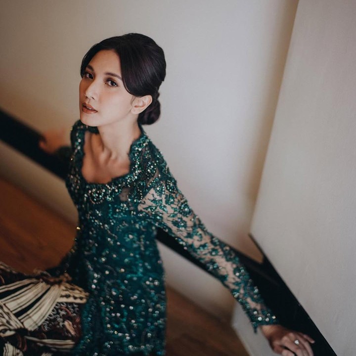 <p>Aktris Sheila Dara mengenakan kebaya tradisional saat menggelar acara pengajian dan siraman jelang pernikahannya dengan Vidi Aldiano pada awal tahun 2022.&nbsp;Pemeran Sore di film <em>Sore: Istri dari Masa Depan</em> ini tampil cantik memakai kebaya bernuansa warna hijau yang dipadukan dengan bawahan kain jarik cokelat. Kebaya ini diketahui merupakan rancangan dari desainer Ayung Berinda. (Foto: Instagram @sheiladaisha)</p>