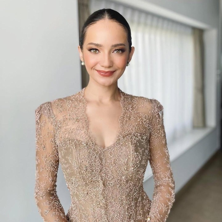 <p>Presenter Enzy Storia tampil cantik mengenakan kebaya karya studioboh by Penny Arie R saat acara kelulusannya dari perguruan tinggi pada tahun 2023. Kebaya berwarna cokelat muda dengan <em>full</em> payet ini dipesan secara khusus oleh Enzy untuk hari spesialnya, Bunda. (Foto: Instagram @enzystoria)</p>