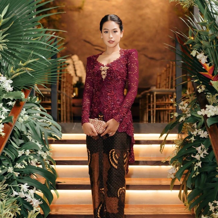 <p>Artis Tanah Air yang sering memamerkan gaya elegan mengenakan kebaya adalah Maudy Ayunda. Bintang film <em>Perahu Kertas</em> ini pernah mengenakan kebaya merah rancangan <em>fashion designer</em> Rika Wirtjes. Maudy tampil elegan mengenakan kebaya merah yang dipadukan dengan kain jarik cokelat bermotif. (Foto: Instagram @maudyayunda)</p>