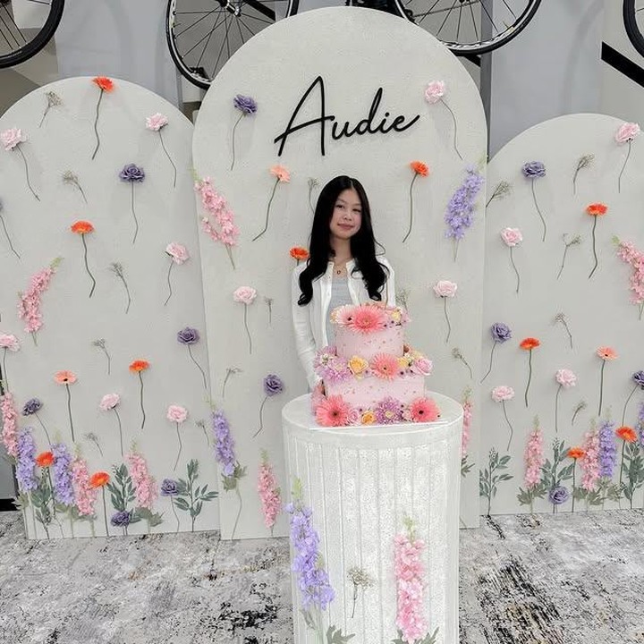 <p>Momen bahagia tersebut dibagikan sang Bunda lewat Instagram pribadinya, lengkap dengan foto-foto hangat yang bikin warganet ikut tersenyum melihatnya. "Segala sesuatu di dunia ini ada batasnya Kak, tapi tidak dengan cinta Kami Untuk Kakak tidak terbatas. Selamat Ulang Tahun Sayang @audiekaukiaiko!<br />Panjang Umur, Sehat selalu, selalu jadi anak beruntung, makin rajin ibadahnya, sholehah, apa yang Kakak cita-citakan dan diinginkan terkabul dan semua doa baik-baik kamu untukmu sayang!! AAMIIN ALLAHUMMA AAMIIN. Sayang kamu," tulis Revti, pada Selasa (23/07/2025). (Foto: Instagram @revtiayunatasya)</p>