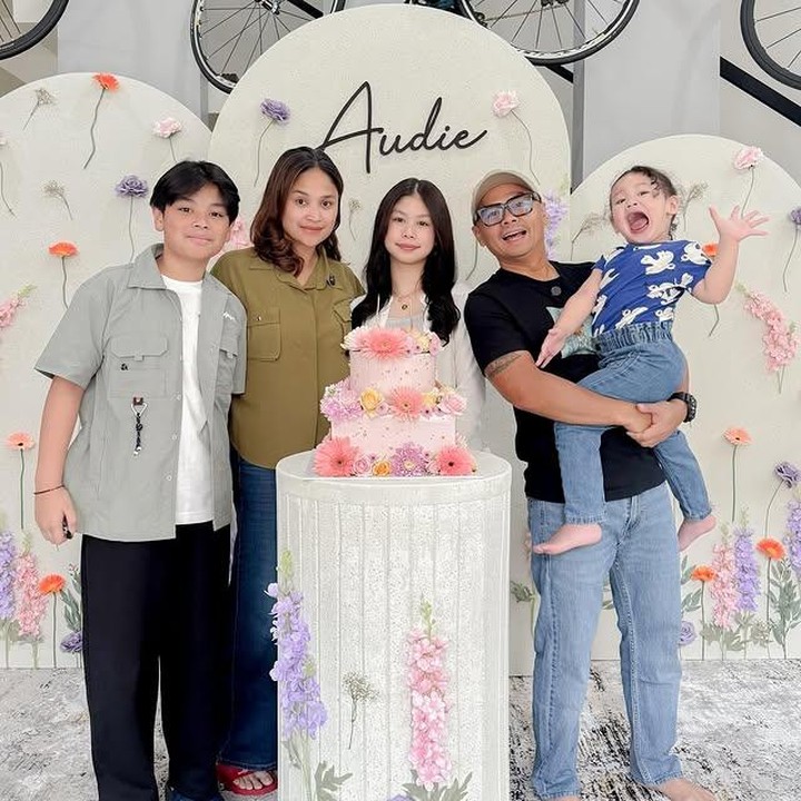 <p>Perayaan ulang tahun Audie kali ini terasa begitu istimewa, dengan tema bunga serta kue ulang tahun cantik yang jadi pusat perhatian. Tak hanya dekorasinya yang menarik, sang Bunda juga menuliskan <em>caption</em> yang bikin haru, "Tidak peduli umur Kakak berapa, kamu akan tetap jadi bayi perempuan kesayanganku.. Selamat ulang tahun Kakak Sayang," tulisnya. (Foto: Instagram @wendicagur)</p>
