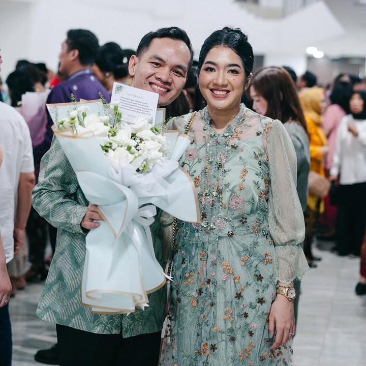 <p>Pada April lalu, Naomi dilantik menjadi notaris publik dengan penempatan di Banten. Di acara pelantikannya, Bene dan sang putra memberikan dukungan. Melalui unggahan di Instagram, Bene secara khusus menuliskan ucapan selamat untuk istrinya. "Selamat istriku @naomimrgrth sudah sah dilantik menjadi notaris," tulis Bene. (Foto: Instagram @bene_dion)</p>
