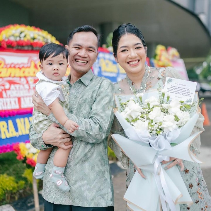 <p>Setelah menikah dan memiliki anak, kehidupan rumah tangga Bene dan sang istri jauh dari gosip miring. Keduanya bahkan sering membagikan momen romantis dan kebersamaan di akun media sosial Instagram. (Foto: Instagram @bene_dion)</p>