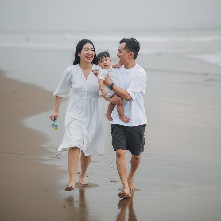 <p>Meski fokus membangun karier masing-masing, Bene dan Naomi tetap memprioritaskan keluarga di atas segalanya. Di waktu luang, pasangan ini tetap quality time bareng putra mereka. Tak hanya itu, Naomi juga terlihat sering terlihat memberikan dukungan dengan menemani suaminya dalam berbagai acara di dunia hiburan. (Foto: Instagram @bene_dion)</p>