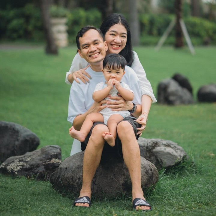 <p>Aktor dan komika Bene Dion resmi menikah dengan Naomi Margaretha Hasianna Sinaga pada 19 Agustus 2023. Setahun setelah menikah, pasangan ini dikaruniai seorang anak laki-laki bernama Jaysen Siandio Rajagukguk, Bunda. (Foto: Instagram @bene_dion)</p>