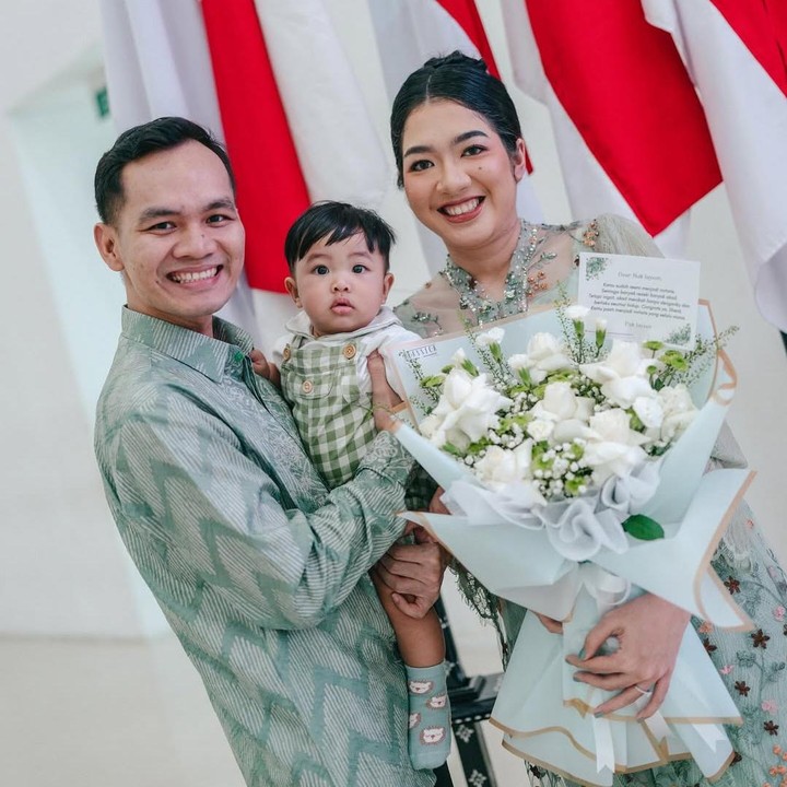 <p>Bene dan Naomi menjalani karier berbeda. Bene saat ini tengah disibukkan dengan pekerjaan di dunia <em>stand up comedy</em> dan film, sementara Naomi menekuni karier sebagai notaris. Bene dan Naomi diketahui sama-sama lulusan dari Universitas Gadjah Mada (UGM). (Foto: Instagram @bene_dion)</p>