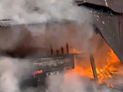 Bengkel Mebel di Jombang Terbakar Hebat, Mobil Pikap Ikut Hangus
