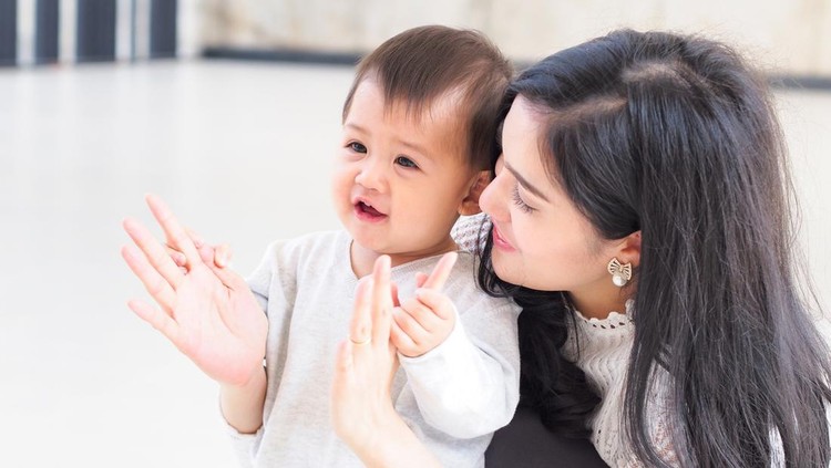 Bernyanyi Setiap Hari Bikin Mood Bayi Membaik dan Ikatan Emosional Makin Kuat