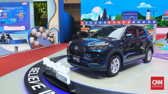 Daihatsu Rocky Hybrid yang dijual Rp293,3 juta bersaing langsung dengan salah satu varian Suzuki Fronx, yakni GX AT Hybrid, Rp293,9 juta.