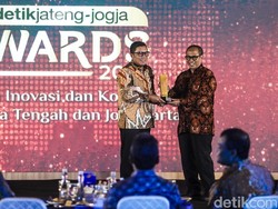 M Saleh Sabet Penghargaan Tokoh Akselelator Pendidikan dan Tumbuh Kembang Anak