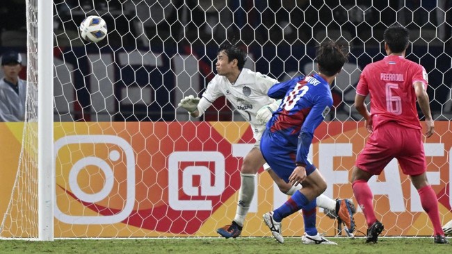 Eks Kiper Thailand Jadi Sukarelawan di Tengah Kecamuk Perang Mantan kiper timnas Thailand, Siwarak Tedsungnoen, menjadi sukarelawan di tengah perang yang berkecamuk di daerah perbatasan Thailand dan Kamboja.
