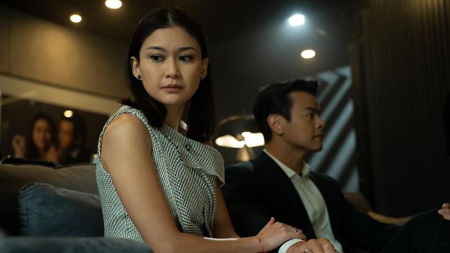 Sinopsis A Normal Woman tentang seorang perempuan yang mulai menyabotase hidupnya setelah menderita penyakit misterius.