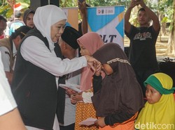Khofifah Salurkan Bansos Senilai Rp 1,62 M untuk Warga Kota Pasuruan