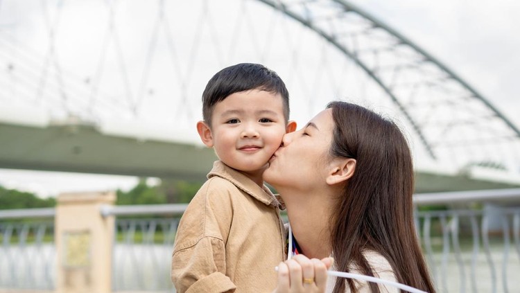 Ibu lebih sayang ke anak laki-laki Ibu lebih sayang ke anak laki-laki