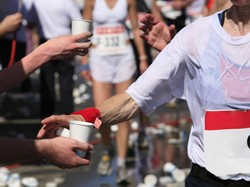 Viral Bagi-bagi Bir di Pocari Run Bandung, Dokter Ingatkan Efek Fatal Alkohol bagi Tubuh