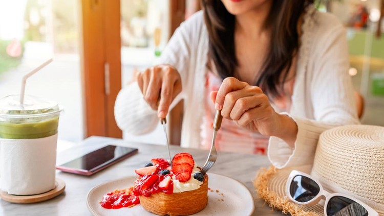 Ilustrasi makan makanan manis Young Asian woman enjoy eating dessert in cafe on summer vacation trip