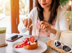 5 Alasan Kamu Sering Ngidam Camilan Manis Setelah Makan Besar