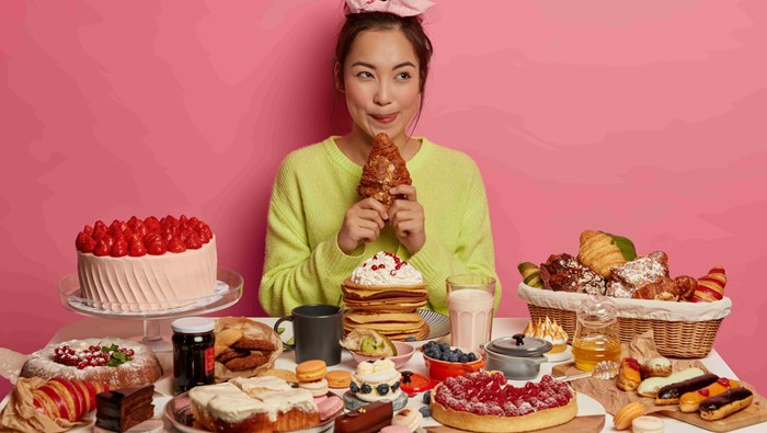 Tips berhenti konsumsi gula dengan hindari pola makan berlebih. Tubuh lebih sehat dengan kurangi glukosa/Foto: freepik.com/wayhomestudio