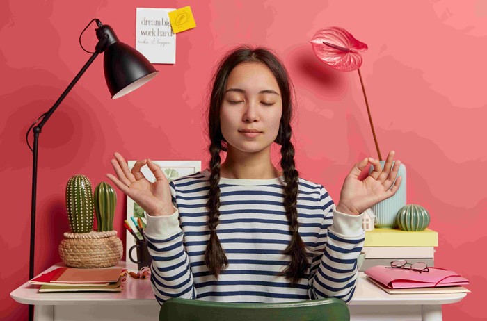 Mengelola stres dapat membatasi konsumsi gula. Stres dapat memicu keinginan makan berlebih/Foto: freepik.com/wayhomestudio