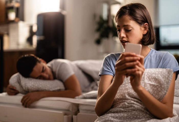 Arti mimpi pasangan berselingkuh dengan orang asing/Foto: freepik.com/Dragen Zigic