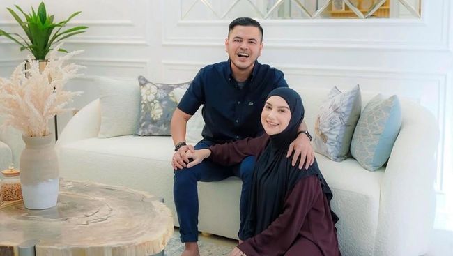 Surprise Ultah Sahabat Pria, Suami Irish Bella Dituding Lavender Marriage