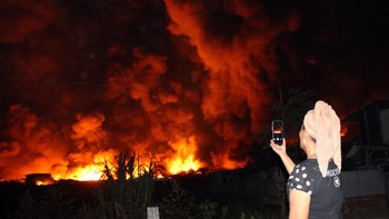 FOTO: Kebakaran Pabrik Minyak Goreng di Medan