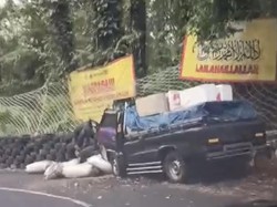 Pikap Rem Blong Tabrak Pembatas Jalan di Jalur Tengkorak Erek-Erek