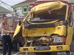 Truk Galon Hantam Truk Misterius di Trunuh Klaten, Sopir Terjepit